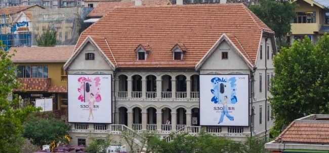 面向千萬級(jí)游客的武漢曇華林藝術(shù)中心高位燈箱廣告投放策略