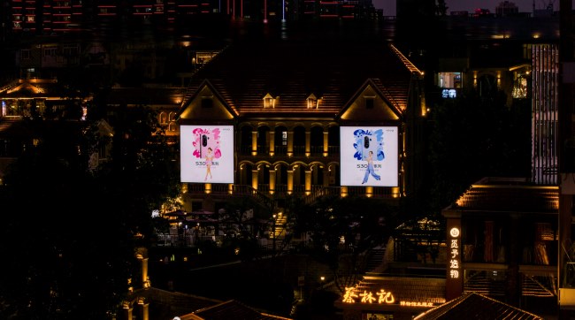 武漢曇華林歷史文化街區(qū)-藝術中心大樓大牌燈箱廣告