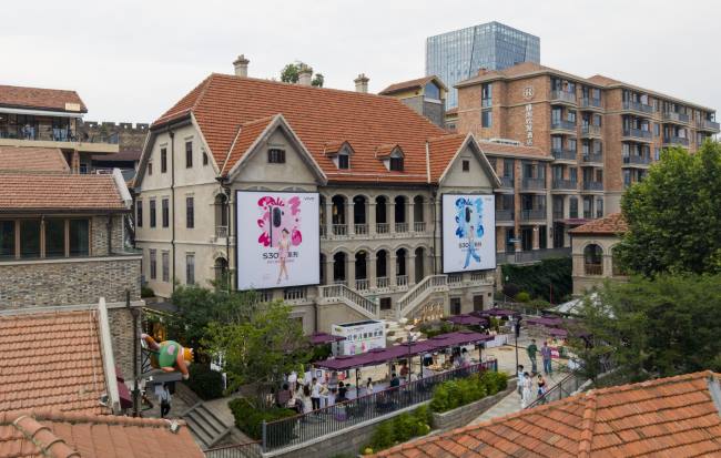 武漢曇華林歷史文化街區(qū)-藝術中心大樓大牌燈箱廣告