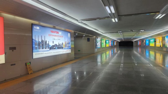 泉州站出站通道兩側(cè)墻面燈箱廣告的視覺長(zhǎng)廊效應(yīng)