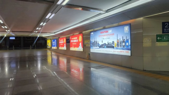 泉州站出站通道兩側墻面燈箱廣告