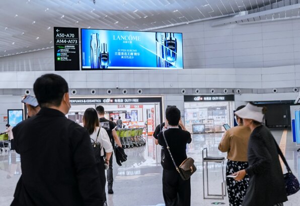 第一戶外傳媒-廣州白云機場-T2國際出發(fā)免稅區(qū)巨型雙子星燈箱 第一戶外傳媒-廣州白云機場-T2國際出發(fā)免稅區(qū)巨型雙子星燈箱