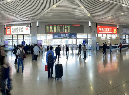 第一戶外傳媒-永康南站-候車廳墻面燈箱