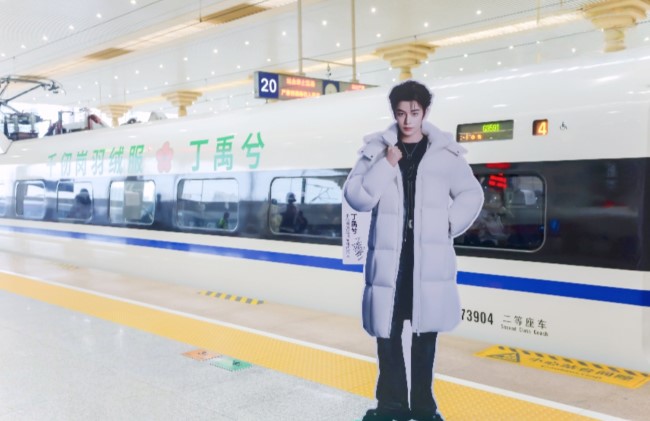 高鐵列車外車身貼專列廣告