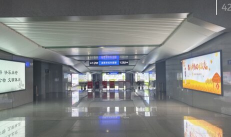 第一戶外傳媒-龍泉站-進(jìn)出站通道燈箱