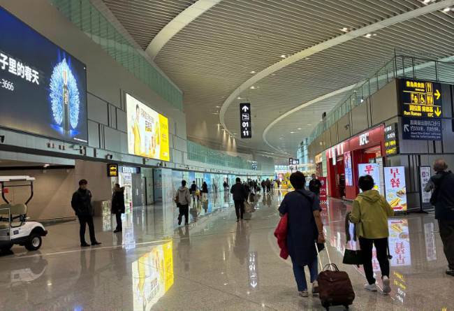 青島膠東機(jī)場指廊上空超長燈箱廣告的規(guī)?；故静呗? width=