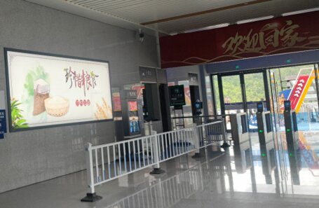 第一戶外傳媒-慶元站-出站廳墻面燈箱