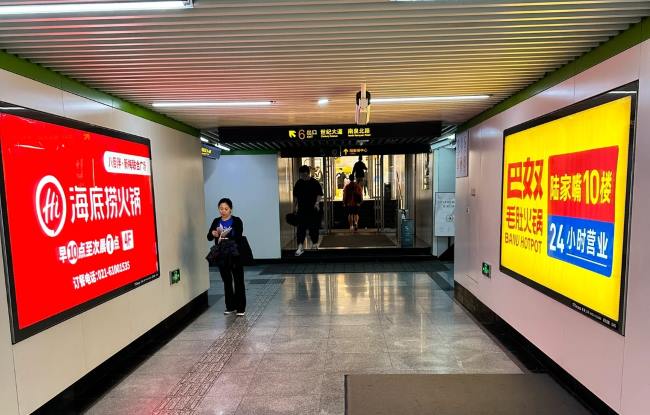 小微企業(yè)做大做強品牌推廣的秘笈-通道墻面燈箱廣告案例圖