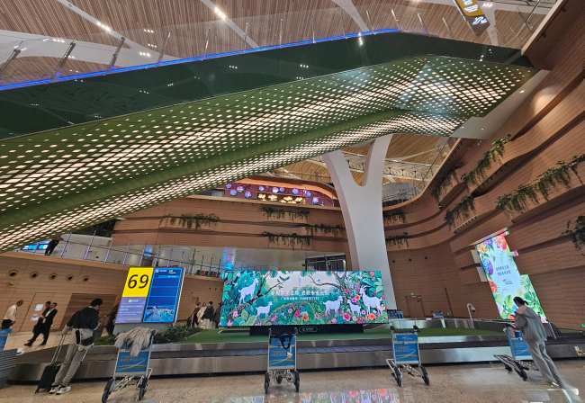 廣州機(jī)場新航站樓行李提取區(qū)八屏陣列廣告的規(guī)?；故拘?yīng)