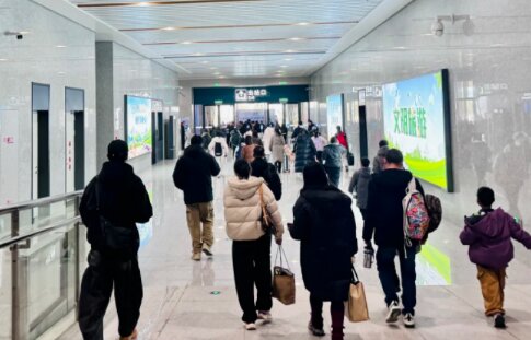 第一戶(hù)外傳媒-江山站-出站通道墻面燈箱 第一戶(hù)外傳媒-江山站-出站通道墻面燈箱