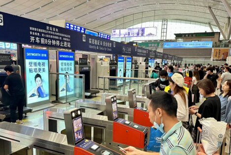 第一戶外傳媒-深圳北站安檢口滾動(dòng)燈箱 第一戶外傳媒-深圳北站安檢口滾動(dòng)燈箱