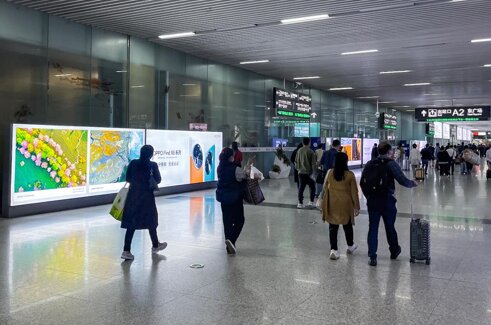 第一戶外傳媒-深圳北站到達(dá)層出站通道內(nèi)側(cè)落地?zé)粝? alt=