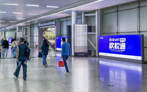 第一戶外傳媒-深圳北站到達(dá)層出站通道外側(cè)落地?zé)粝? alt=