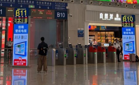 第一戶外傳媒-深圳北站候車大廳檢票口LED雙面刷屏機(jī) 第一戶外傳媒-深圳北站候車大廳檢票口LED雙面刷屏機(jī)