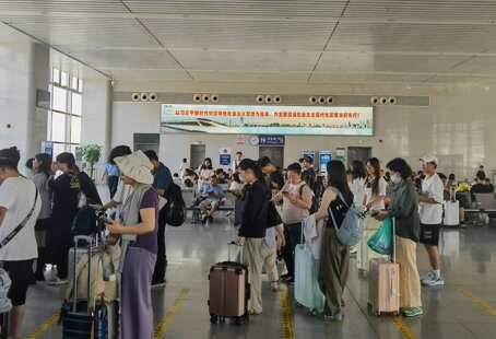 第一戶外傳媒-淮北站-二層候車廳墻面燈箱