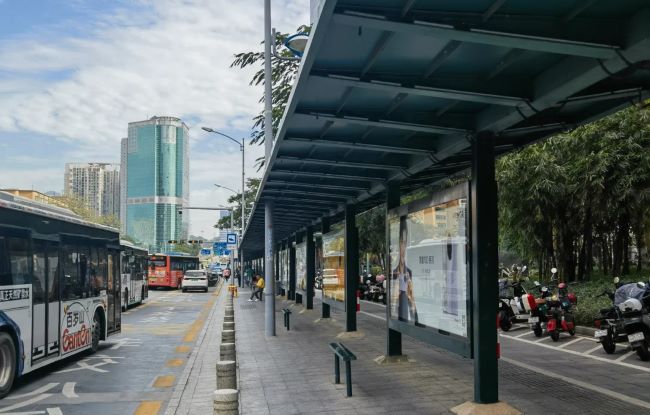科普深圳230米最長公交站臺的客流結(jié)構(gòu)與候車亭燈箱媒體矩陣