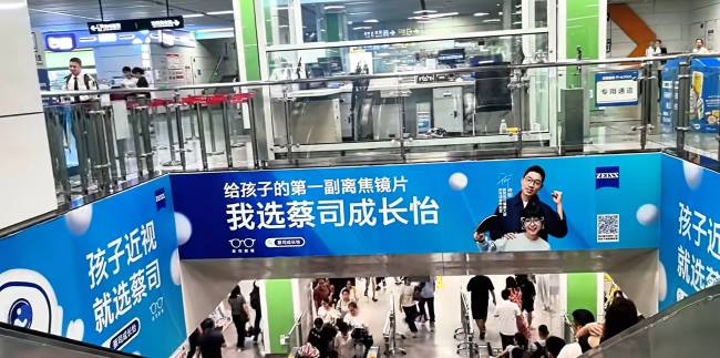 南寧核心商圈地鐵站扶梯墻貼廣告的客流質(zhì)量與場景