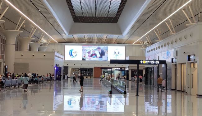 濟(jì)南機(jī)場(chǎng)國(guó)際候機(jī)大廳高空墻面LED大屏廣告