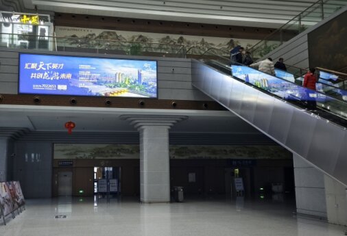 第一戶外傳媒-龍游站-扶梯兩側(cè)墻面燈箱 