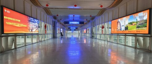 第一戶外傳媒-龍游站-進站廊橋燈箱 