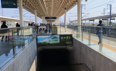 第一戶外傳媒-龍游站-站臺楣頭燈箱