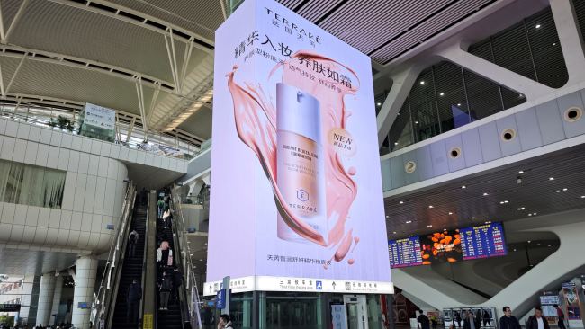 廣州南站西進(jìn)站口直梯透明LED大屏廣告