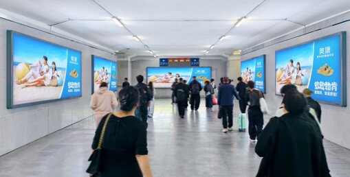 第一戶外傳媒-平陽站-進站通道墻面燈箱 