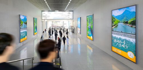 第一戶外傳媒-平陽站-出站廳墻面燈箱 