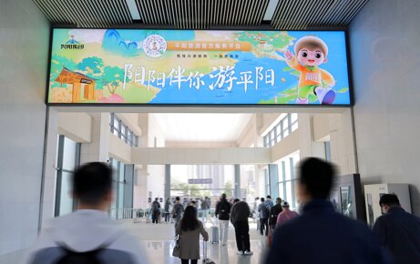 第一戶外傳媒-平陽站-出站檢票口上方門楣燈箱 