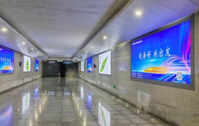 第一戶外傳媒-新化南站-出站通道燈箱