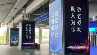 第一戶外傳媒-湛江西站-出站廣場(chǎng)包柱燈箱 