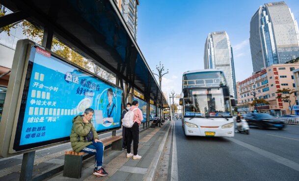 昆明公交候車亭燈箱廣告案例