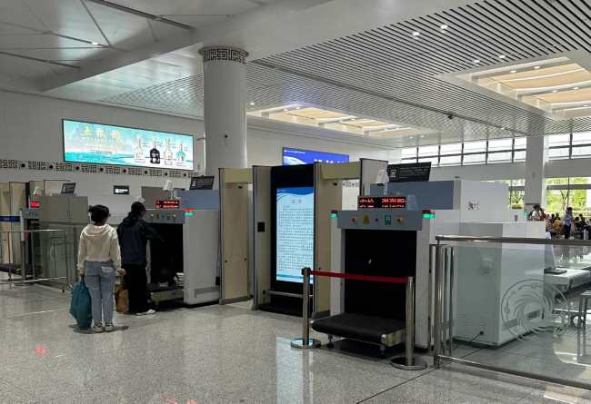 成都天府機場站候車大廳兩側(cè)墻面高空燈箱廣告