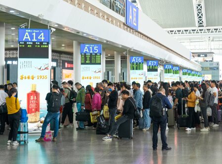 第一戶外傳媒-廣州南站-三層出發(fā)廳檢票口刷屏機(jī)