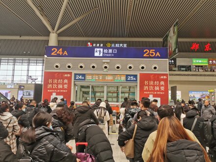 第一戶外傳媒-鄭州東站-三層候車大廳檢票閘機口兩側(cè)車貼廣告