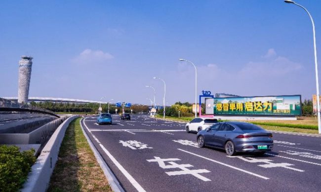 青島膠東機(jī)場戶外公路進(jìn)出航站樓路側(cè)燈箱廣告 青島膠東機(jī)場戶外公路進(jìn)出航站樓路側(cè)燈箱廣告