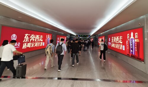 第一戶(hù)外傳媒-安陽(yáng)東站進(jìn)站通道燈箱廣告