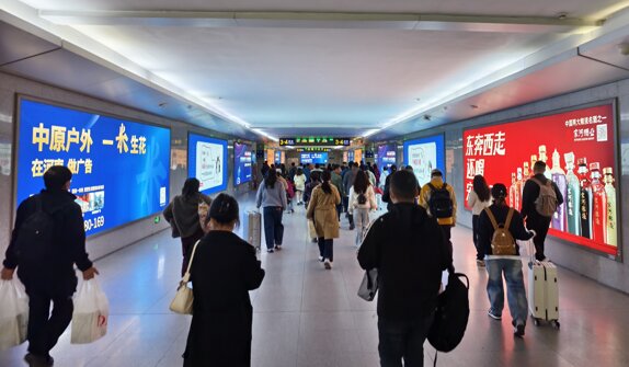 第一戶外傳媒-許昌東站進(jìn)站通道墻面燈箱廣告