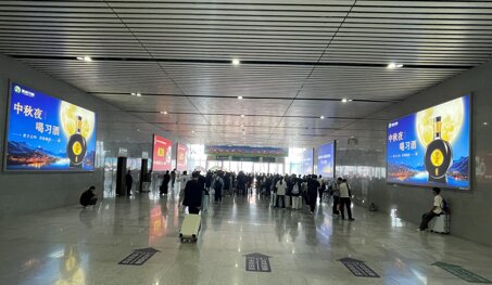 第一戶外傳媒-新鄉(xiāng)東站出站通道墻面燈箱廣告