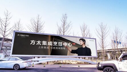 第一戶外傳媒-青島膠東機場停車場出入口燈箱廣告