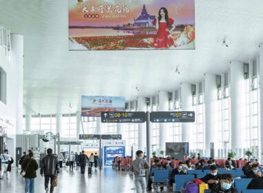 第一戶外傳媒-南通興東機場二樓候機大廳雙面吊旗