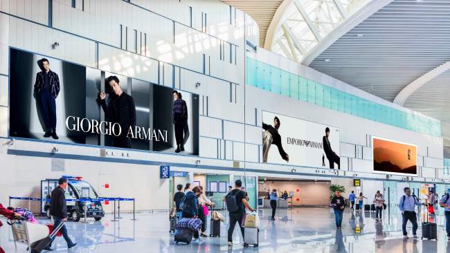 青島膠東機場國內(nèi)出發(fā)指廊商業(yè)區(qū)高空燈箱