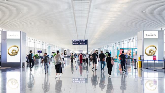 青島膠東機場國內(nèi)出發(fā)指廊雙面風塔燈箱