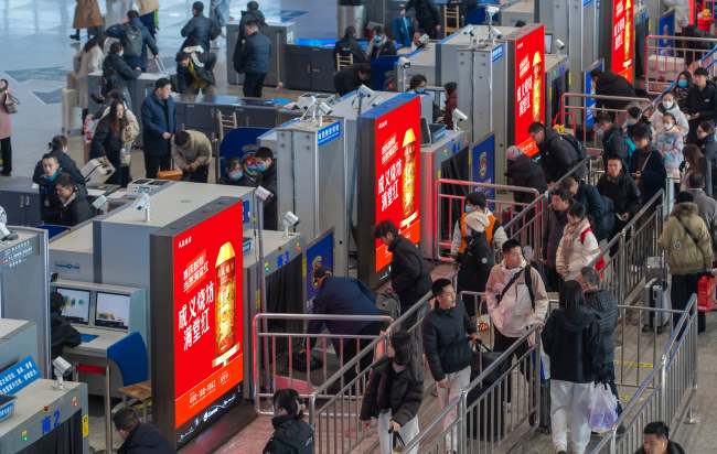 第一戶外傳媒-南京南站進(jìn)站安檢口LED屏 第一戶外傳媒-南京南站進(jìn)站安檢口LED屏