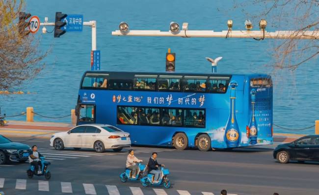 煙臺(tái)雙層 17 路公交：移動(dòng)中的城市廣告風(fēng)景線
