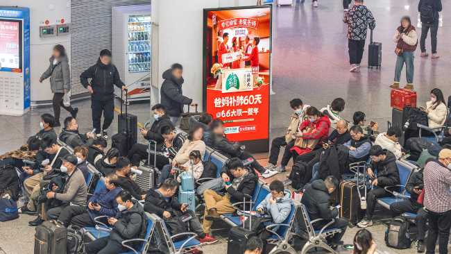 南京南站候車(chē)區(qū) LED 刷屏機(jī)：場(chǎng)景化傳播的優(yōu)質(zhì)載體