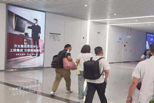 第一戶外傳媒-天府機場站進(jìn)站通道燈箱