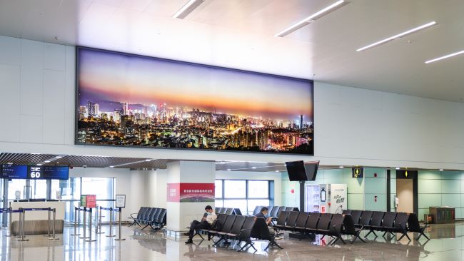 第一戶外傳媒-青島膠東機(jī)場一層國內(nèi)遠(yuǎn)機(jī)位高空燈箱