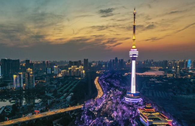 第一戶外傳媒-武漢龜山電視塔LED大屏廣告