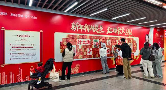 深圳地鐵寶安中心站品牌墻廣告：換乘樞紐的場(chǎng)景化傳播載體